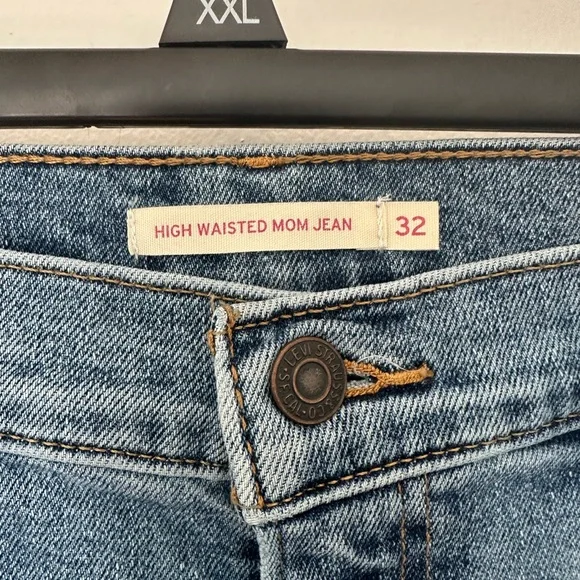 Levi's High Rise High Waisted Mom Blue Jeans Women’s Size 32 - Picture 2 of 5